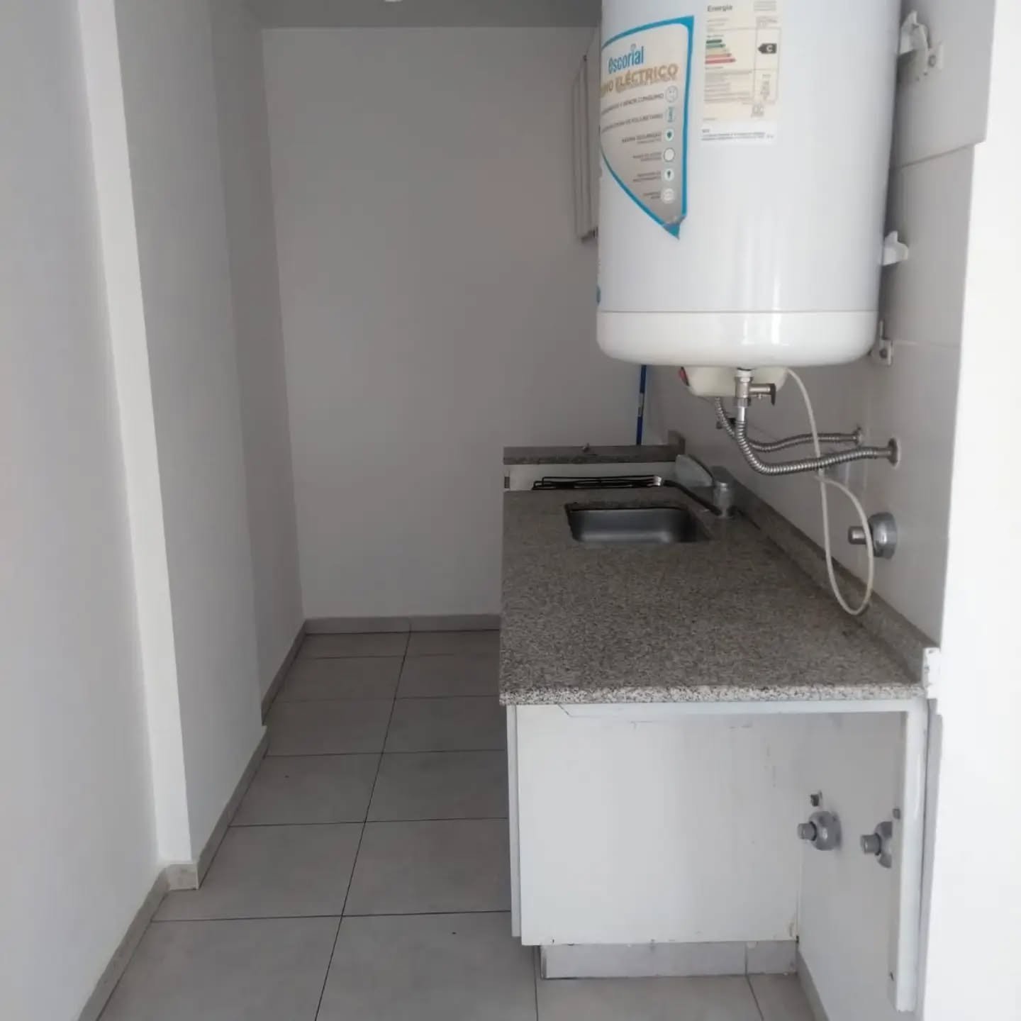 Mesada, anafe y termotanque de la cocina