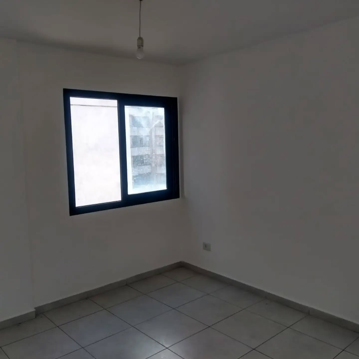 Dormitorio con ventana en Paraná 353