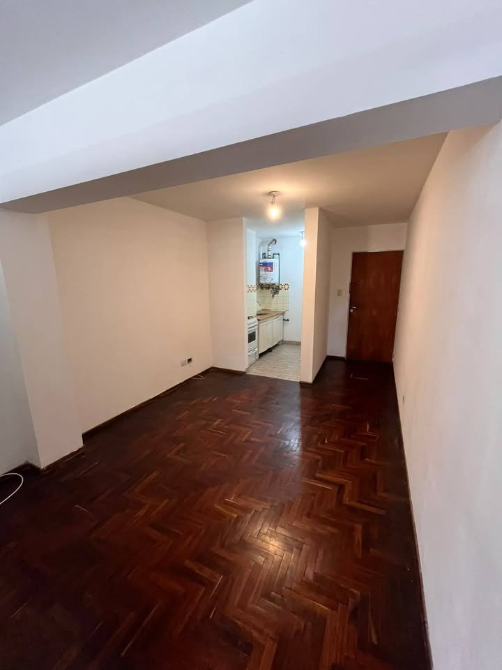 Otra vista del ambiente hacia el ingreso y la cocina