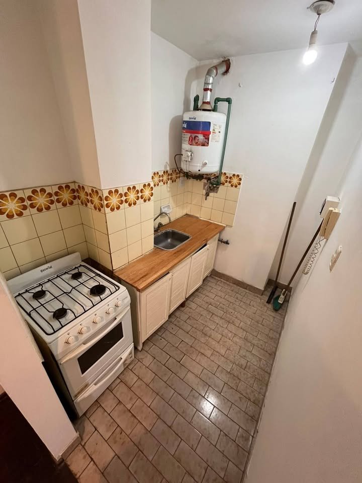 Cocina con mesada, cocina a gas y calefón