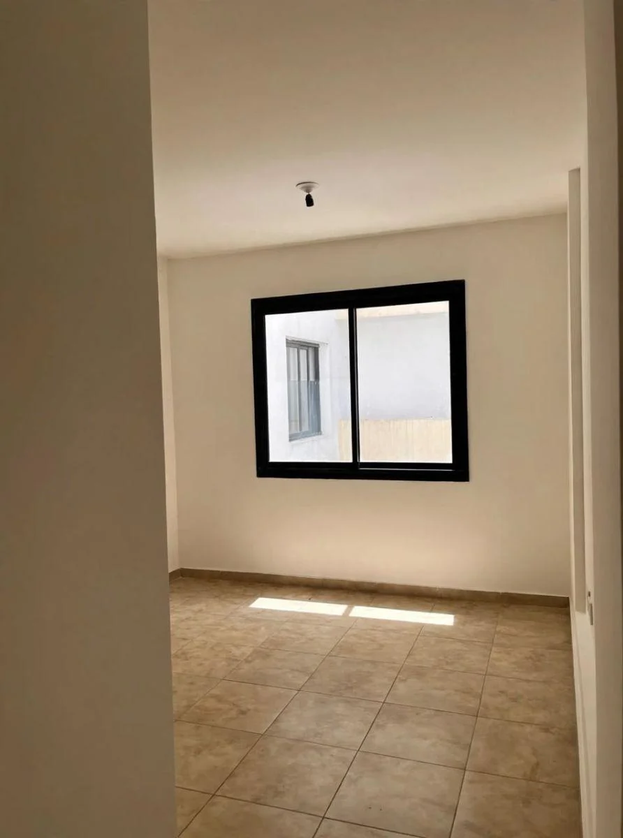Dormitorio con ventana del departamento en Alta Córdoba.