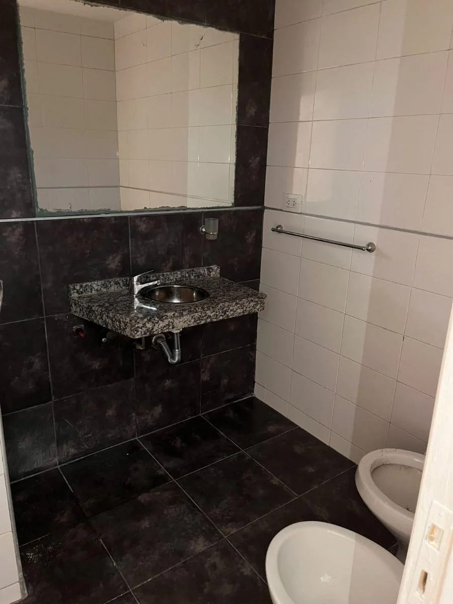 Baño del departamento de Cervantes al 700.